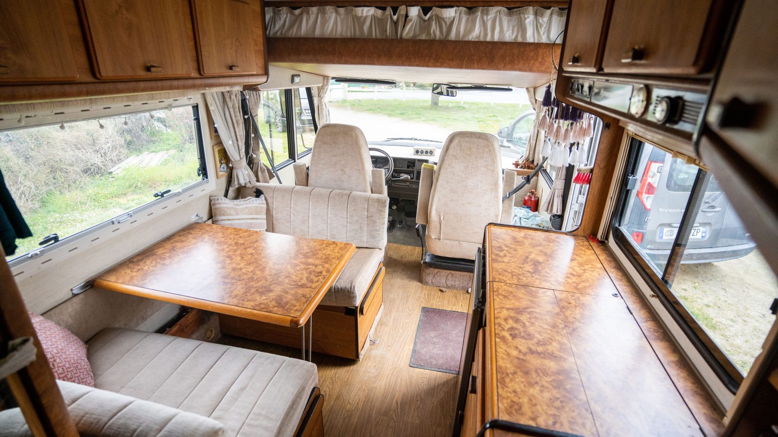 Intérieur aménagé fourgon avec mobilier bois