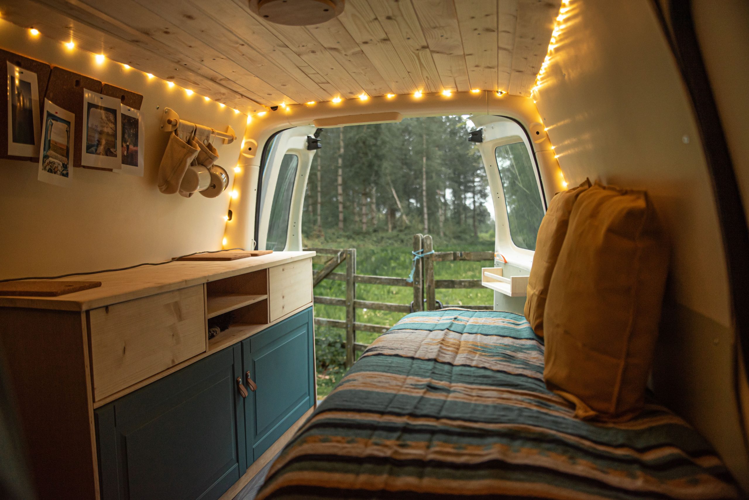 Interieur van cosy avec guirlandes et foret