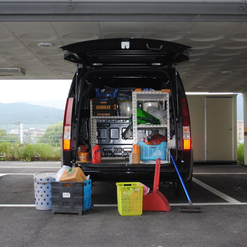 Vue arrière d'un fourgon noir équipé en parking urbain