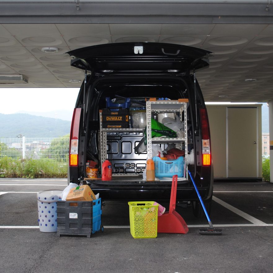 Vue arrière d'un fourgon noir équipé en parking urbain