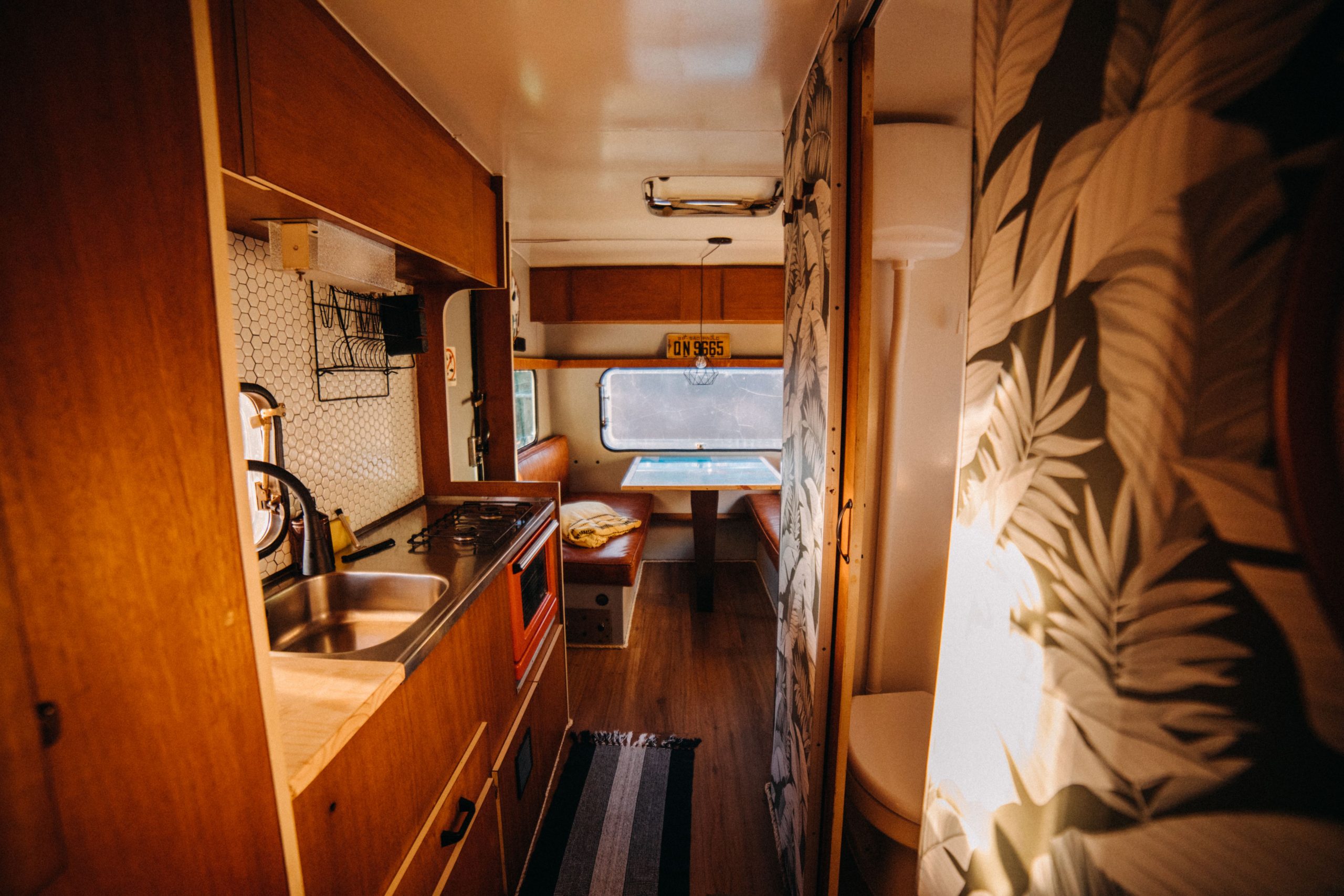 Kitchenette rétro chaleureuse avec coin repas aménagé