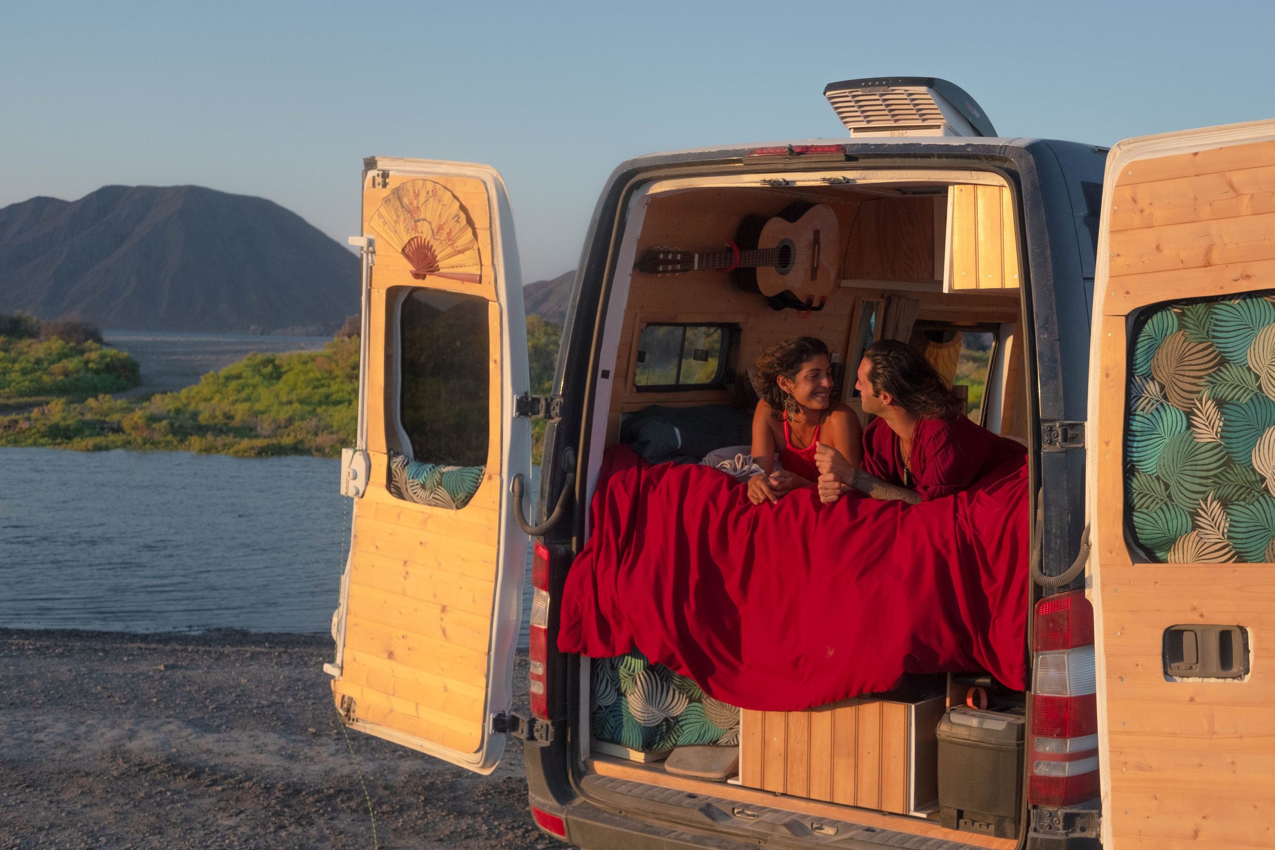 Couple relaxant en camping-car vue lac