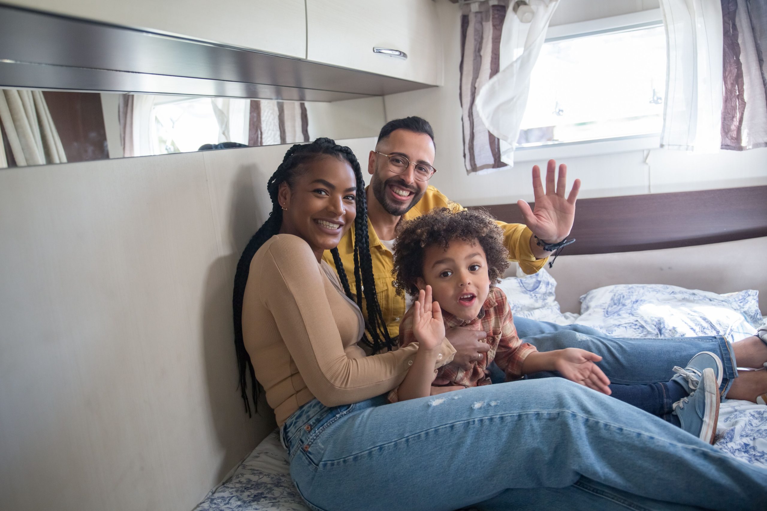 Famille réunie et heureuse dans un van