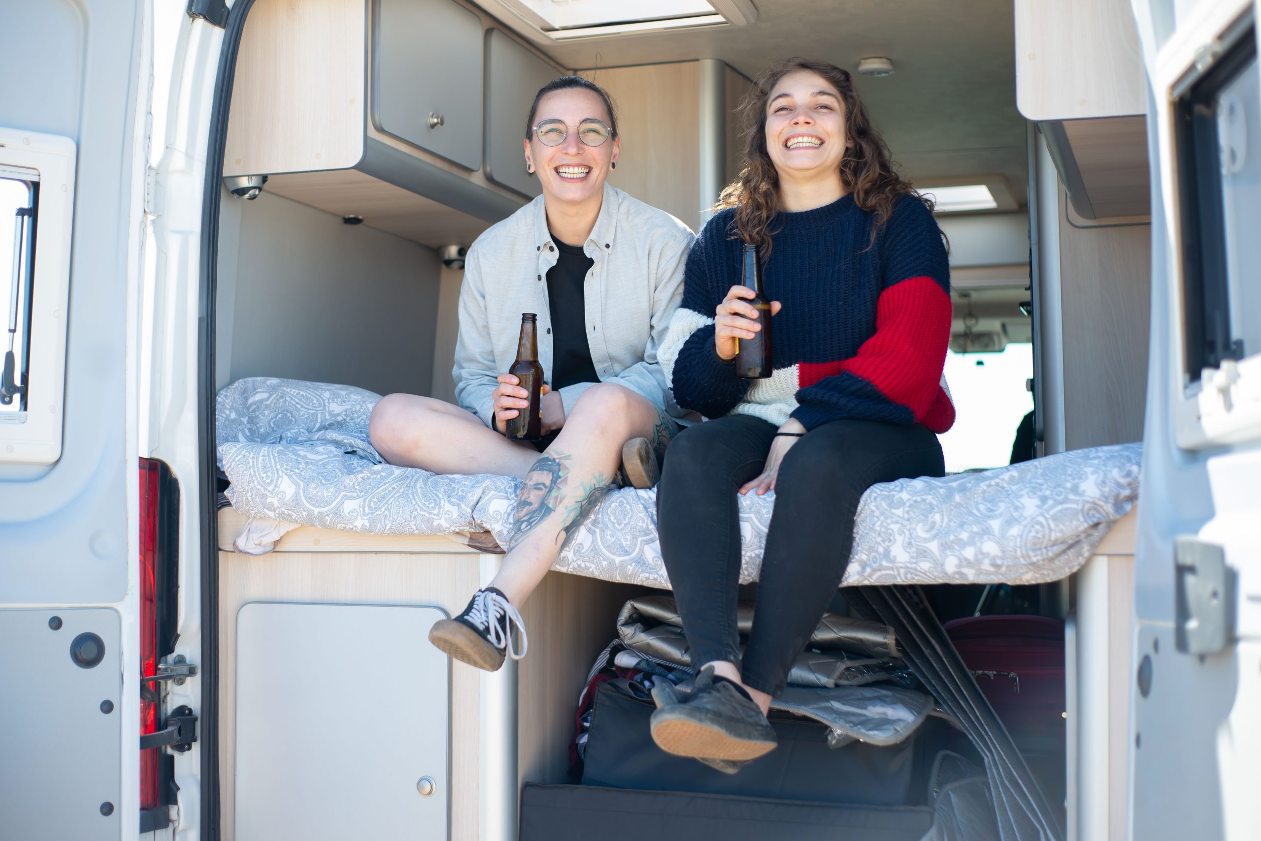Couple souriant verres camping-car jour ensoleille