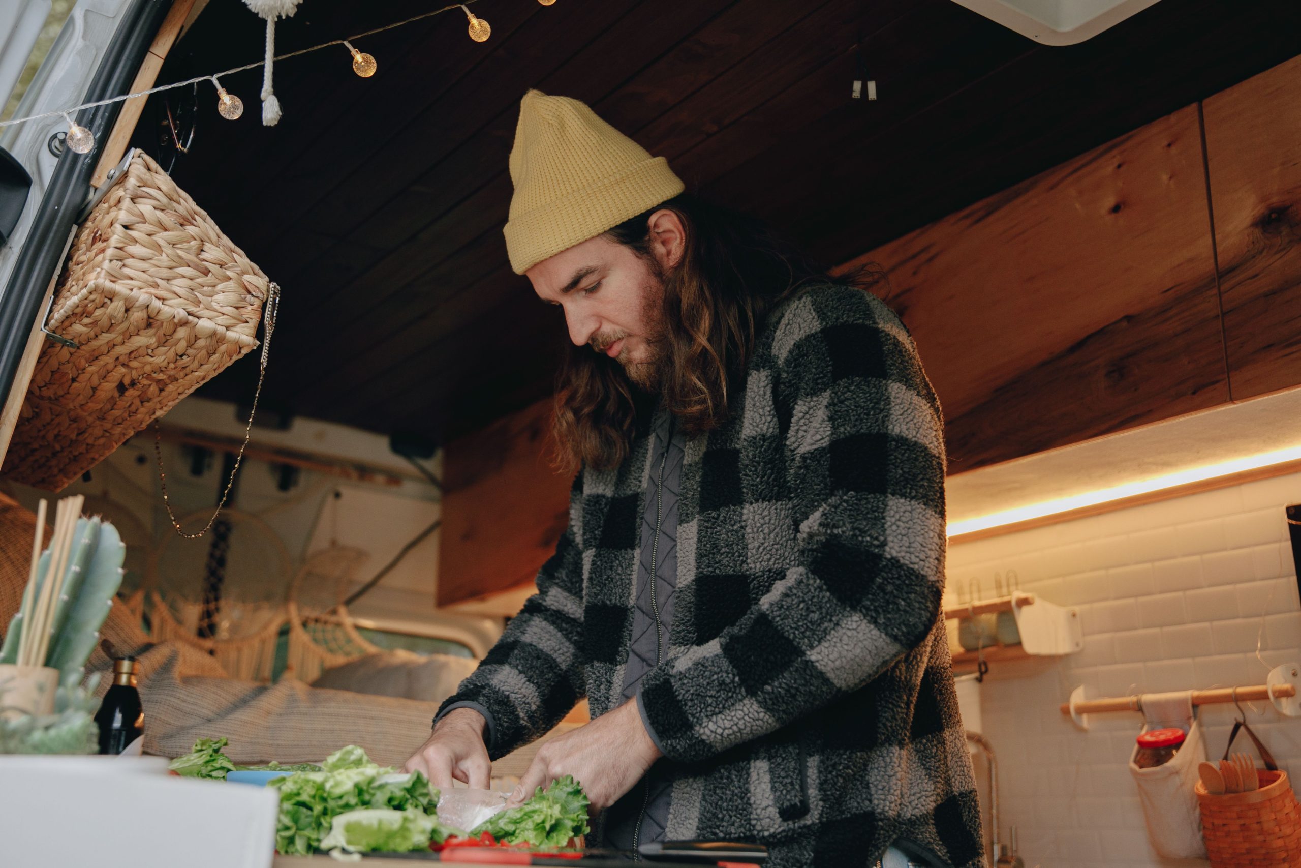 Homme prepare des legumes dans cuisine amenagee