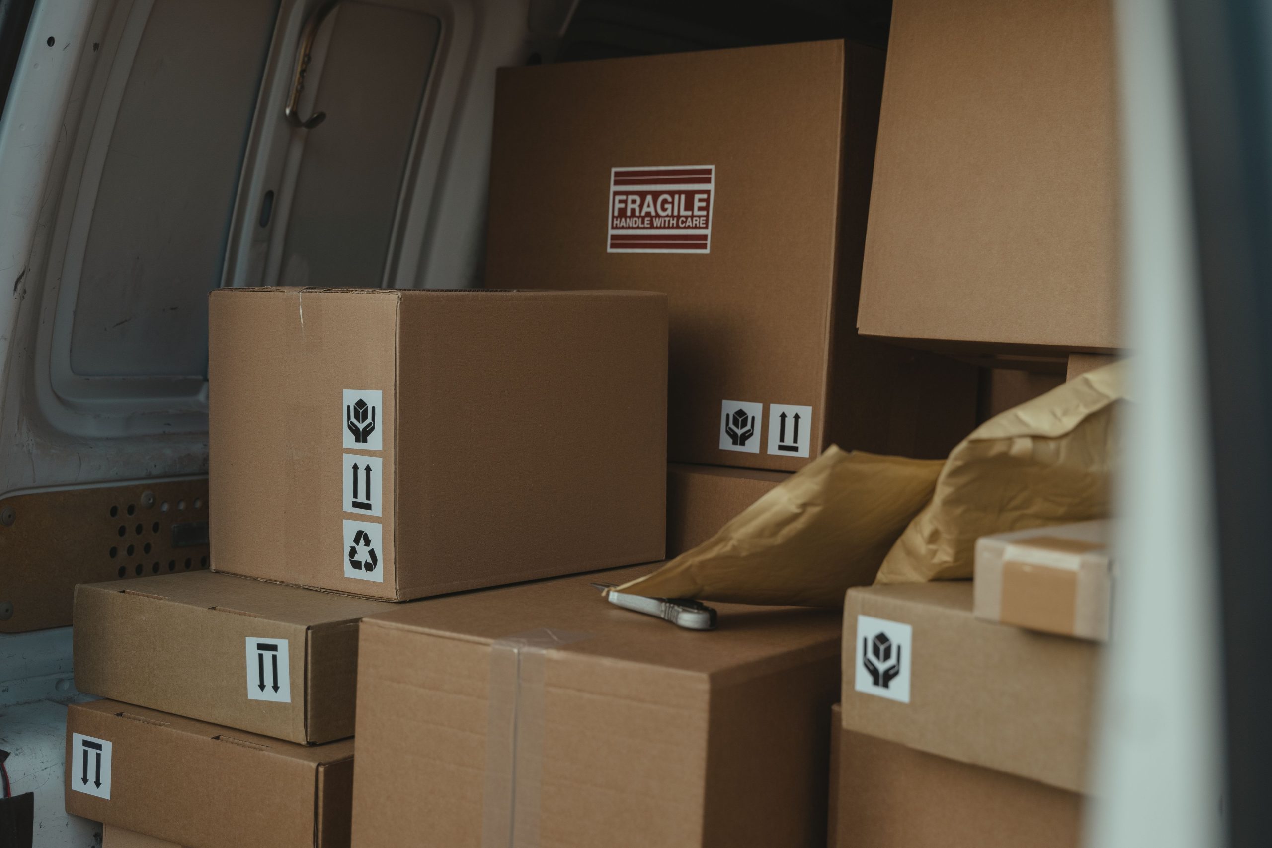Cartons rangés soigneusement dans un fourgon