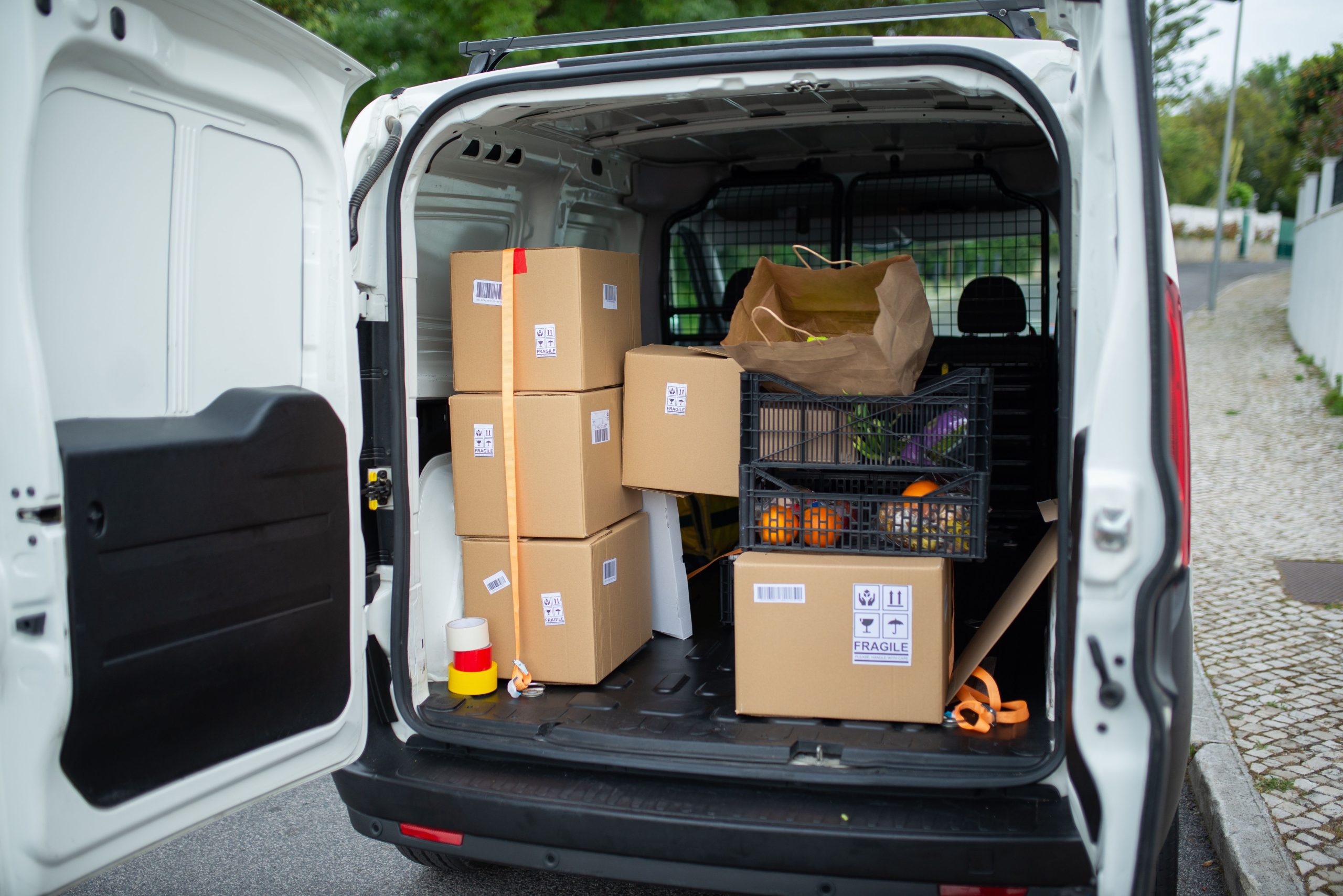 Fourgon ouvert chargé de cartons dans la rue