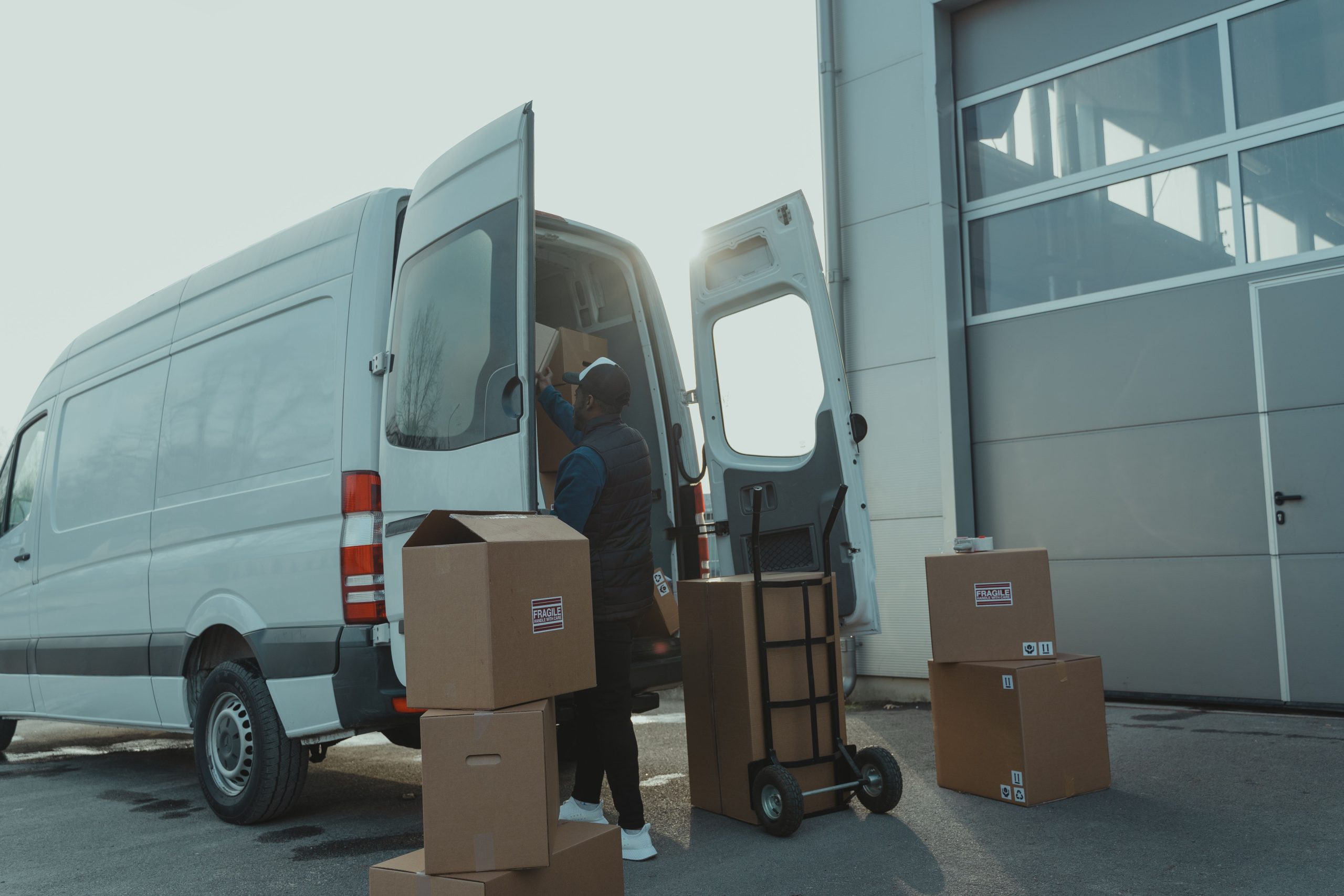 Livreur chargeant des cartons dans un fourgon