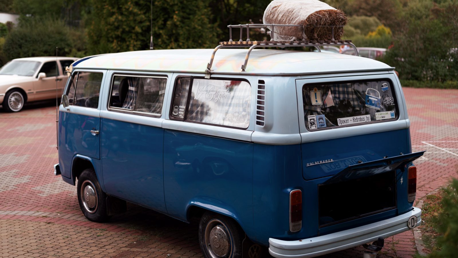 Fourgon Volkswagen vintage bleu avec barre de toit