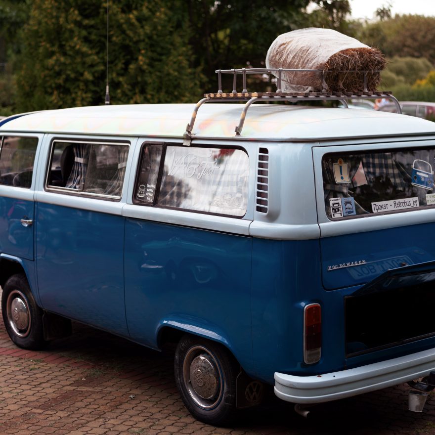 Fourgon Volkswagen vintage bleu avec barre de toit