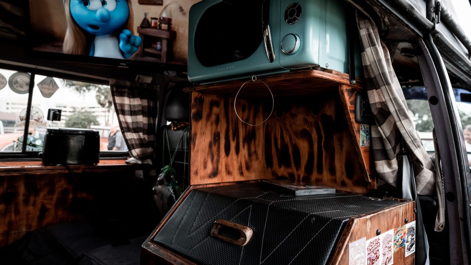 Intérieur cosy de van avec TV vintage et décoration bois