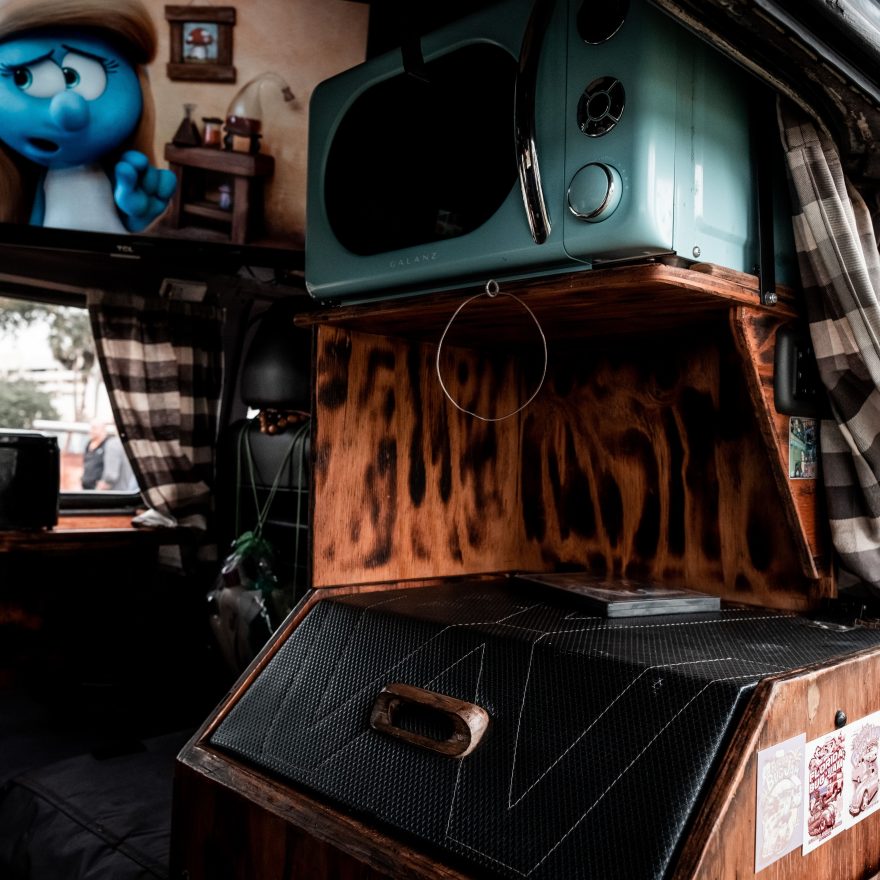 Intérieur cosy de van avec TV vintage et décoration bois
