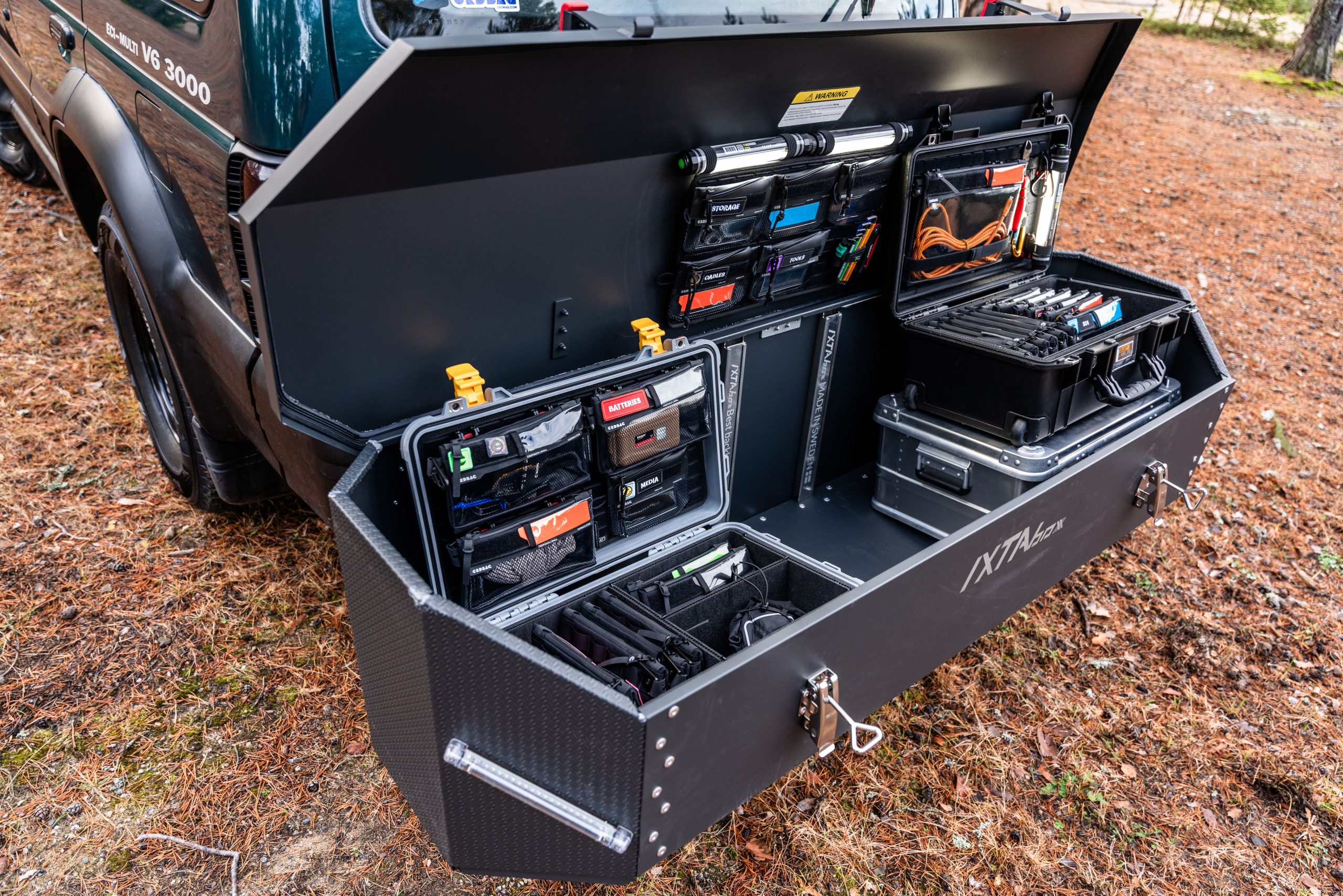 Coffre ouvert avec rangements organisés et outils