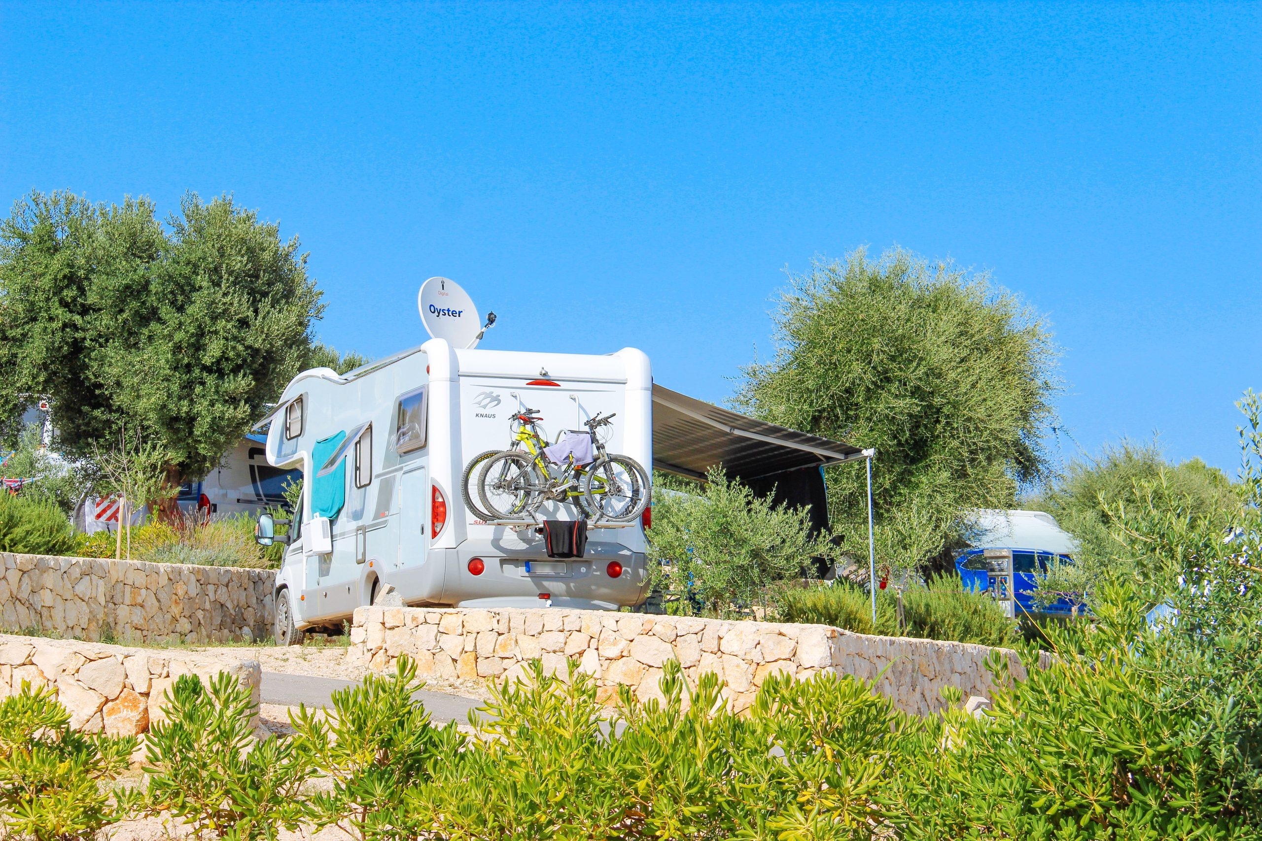Camping-car avec vélos et barre de toit en Croatie