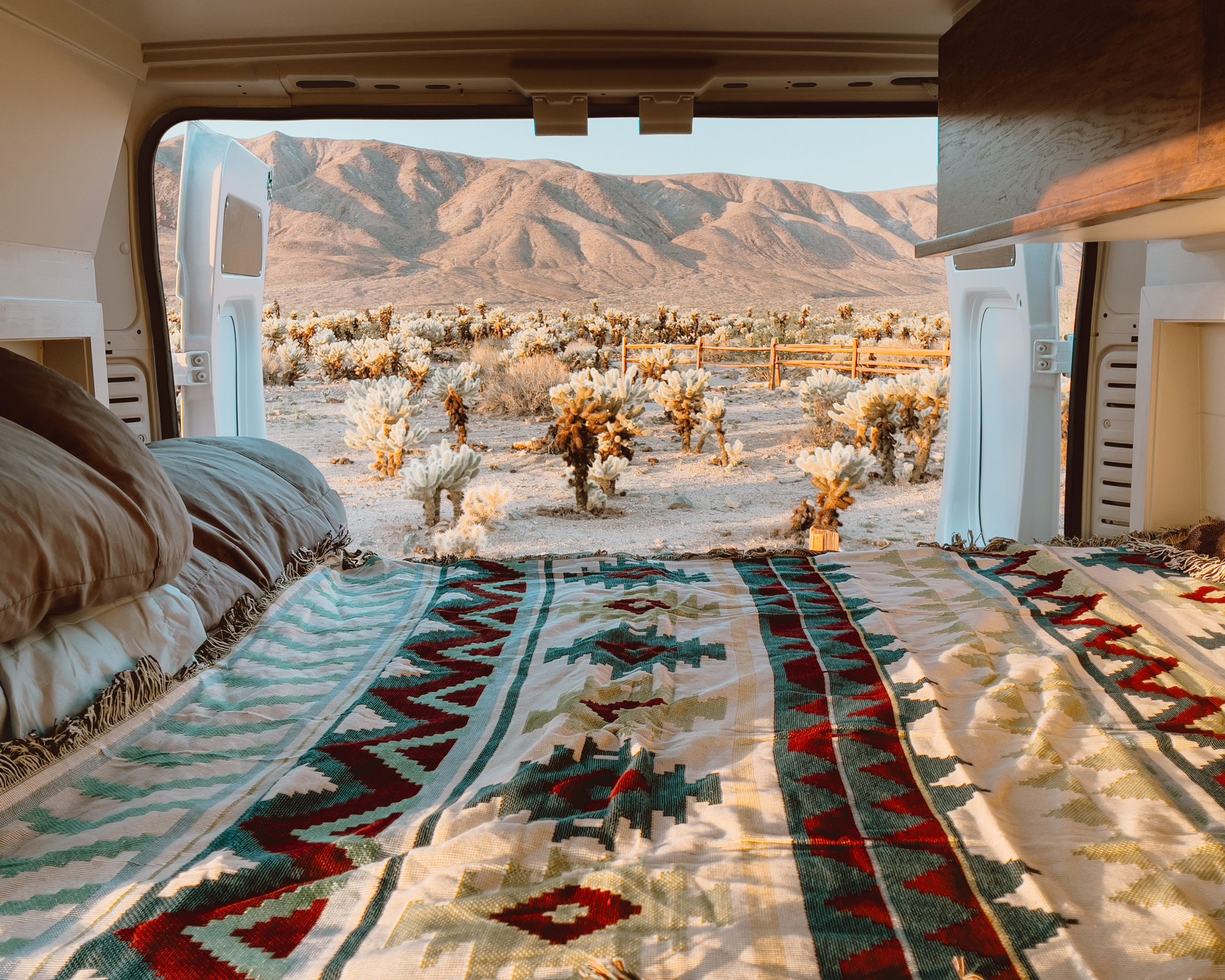 Vue depuis le lit d'un van sur le desert