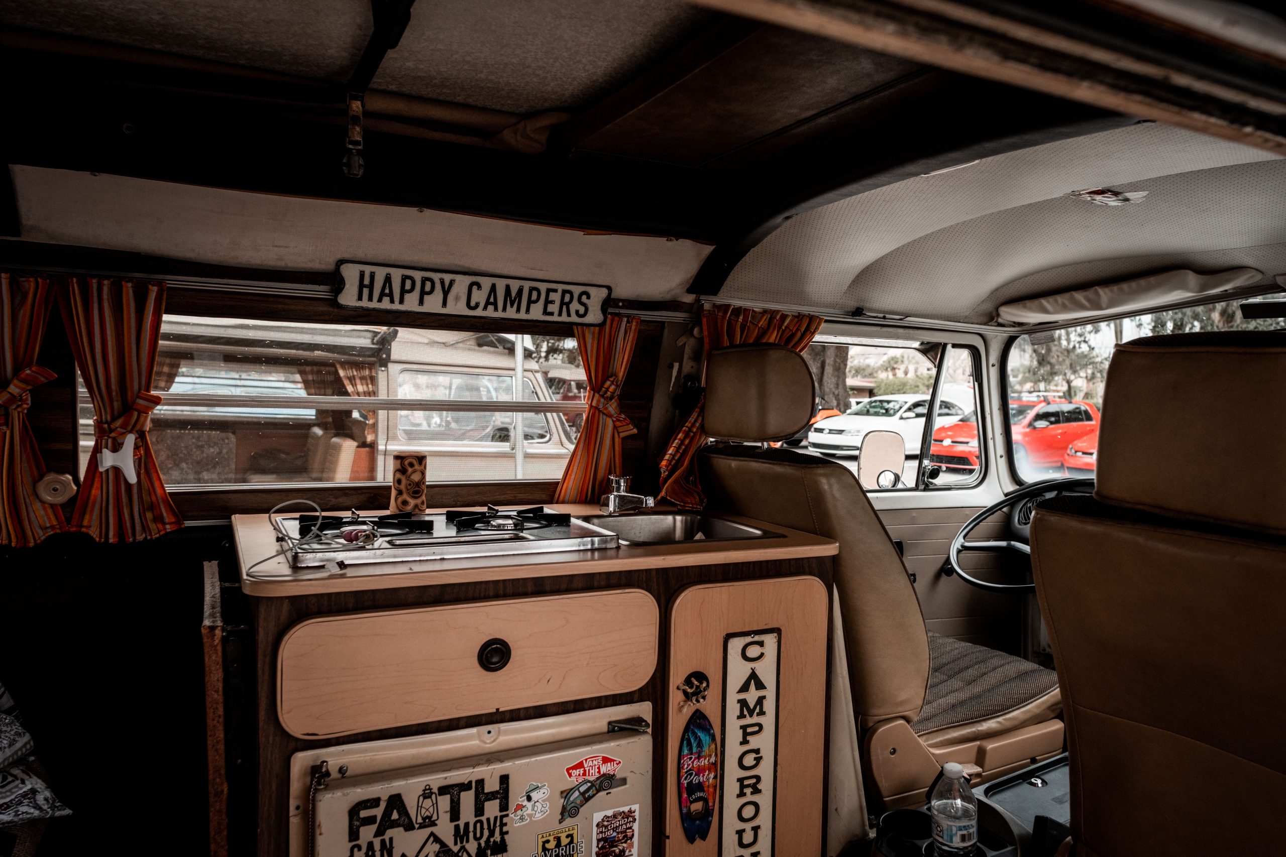 Intérieur nostalgique d'un van Volkswagen équipé pour l'aventure