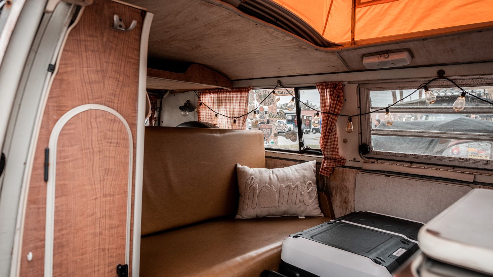 Intérieur de camping-car vintage avec rangements muraux