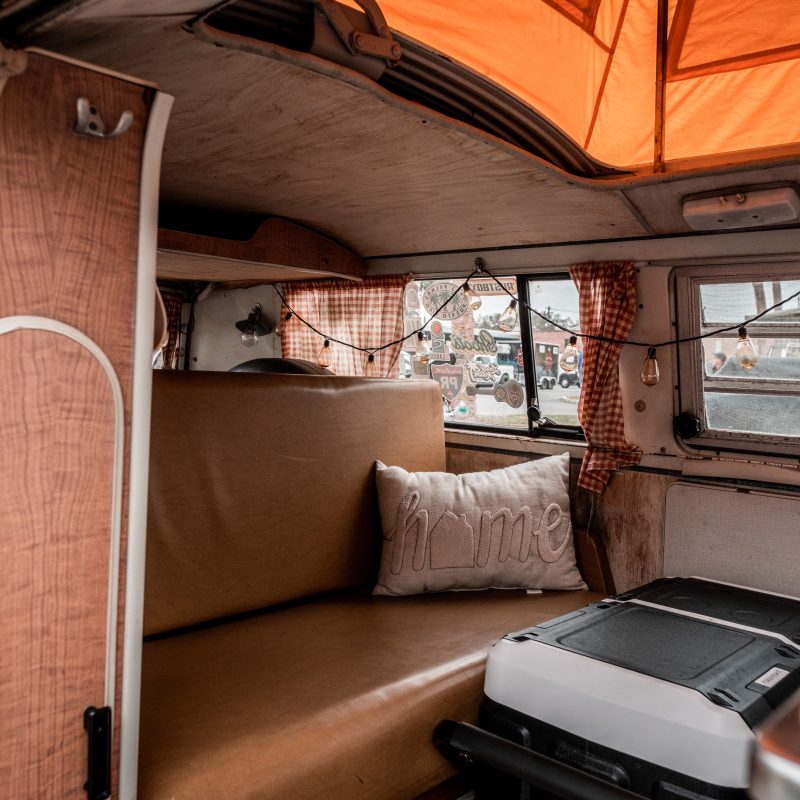 Intérieur de camping-car vintage avec rangements muraux