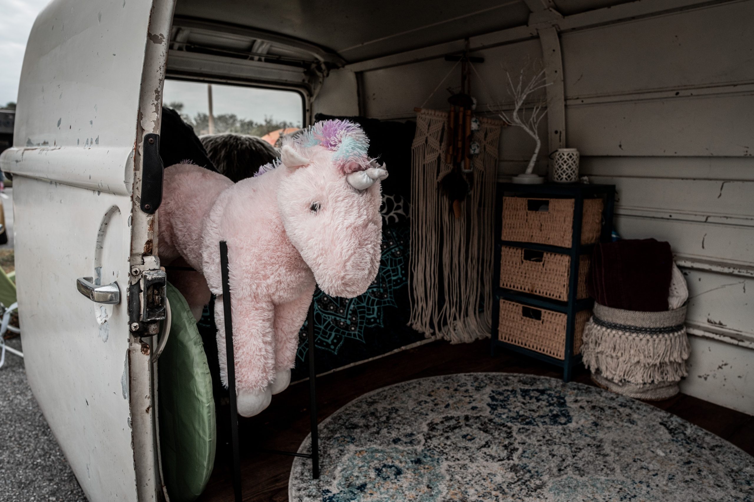 Intérieur de van avec peluche licorne et déco cosy