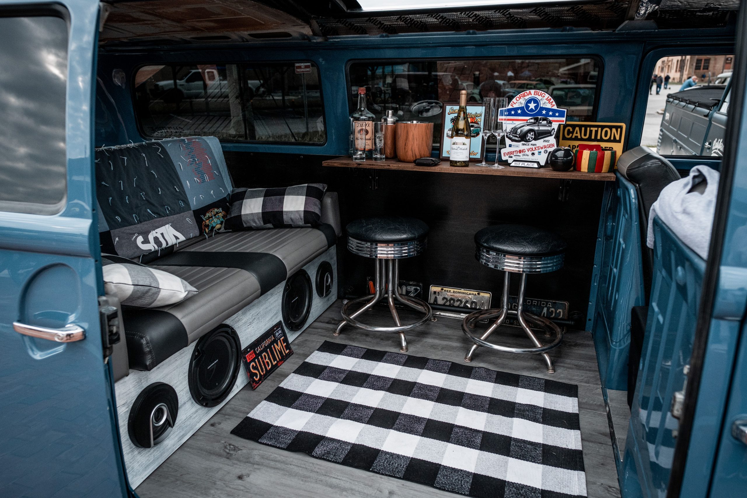 Van Volkswagen personnalisé avec bar intérieur original