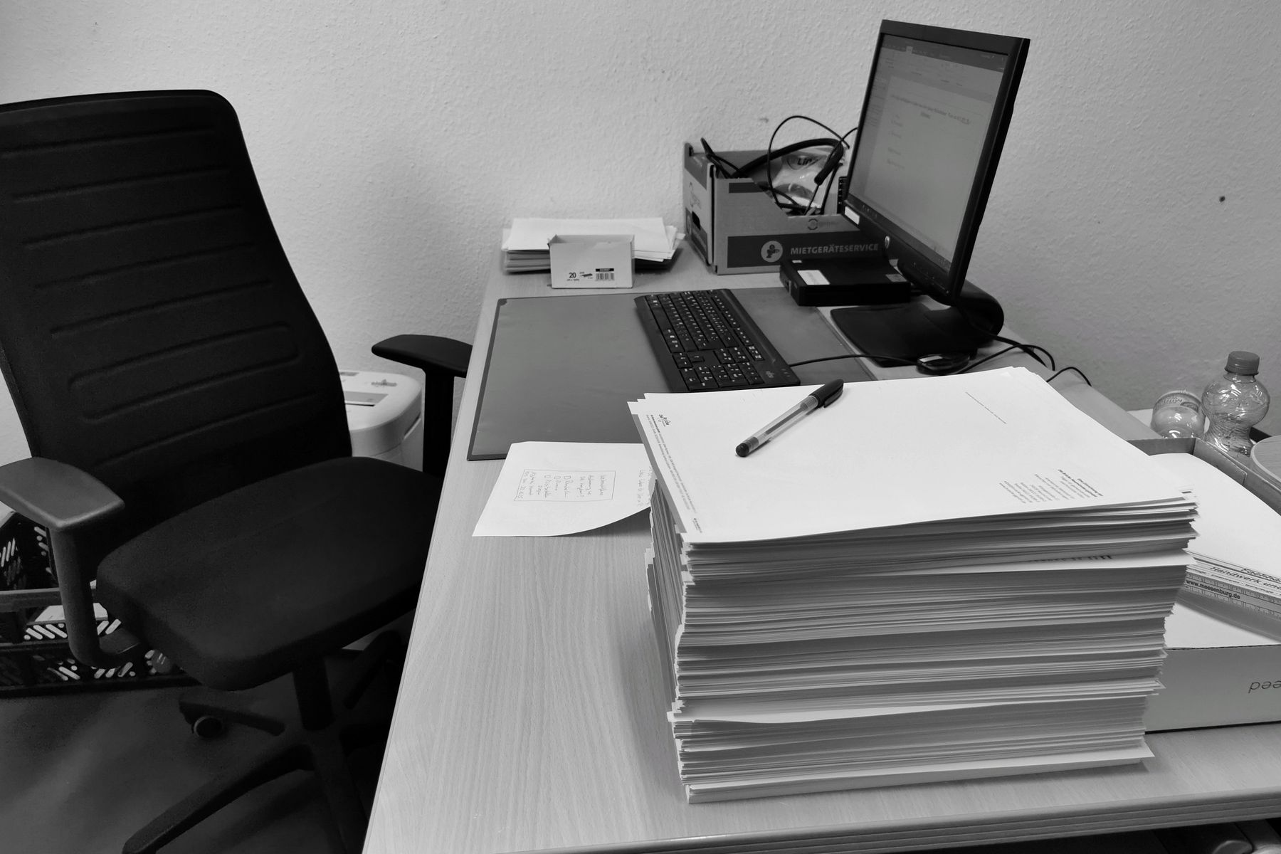 Pile de documents et stylo sur bureau en bois dans un bureau