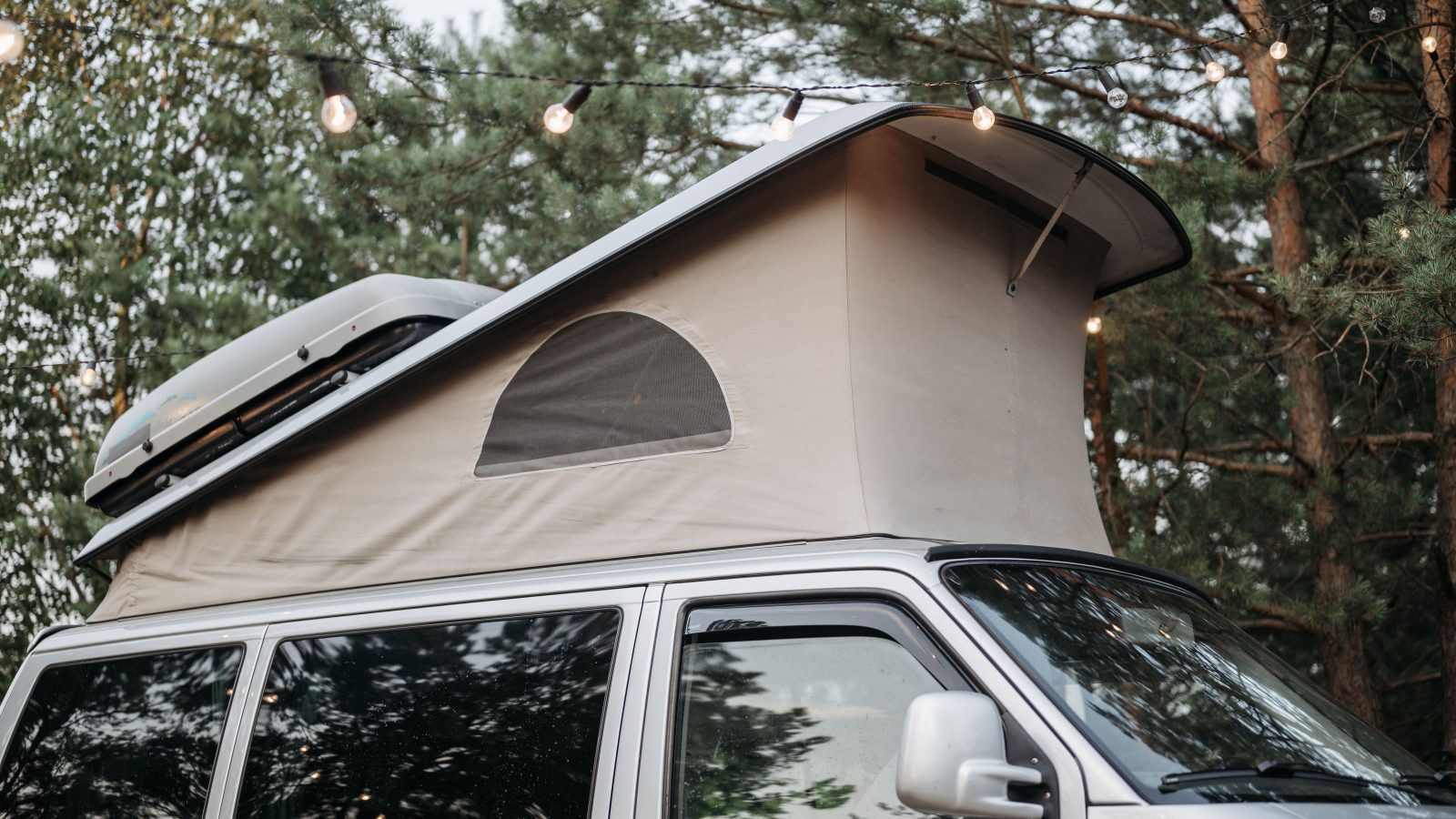 Toit relevable camper van avec guirlandes lumineuses