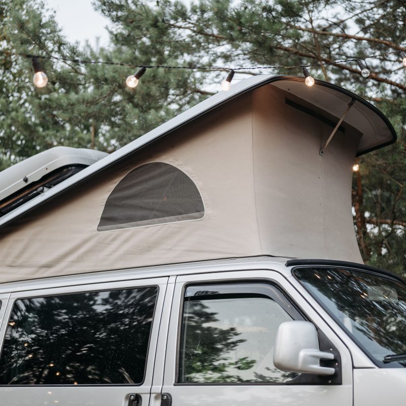 Toit relevable camper van avec guirlandes lumineuses