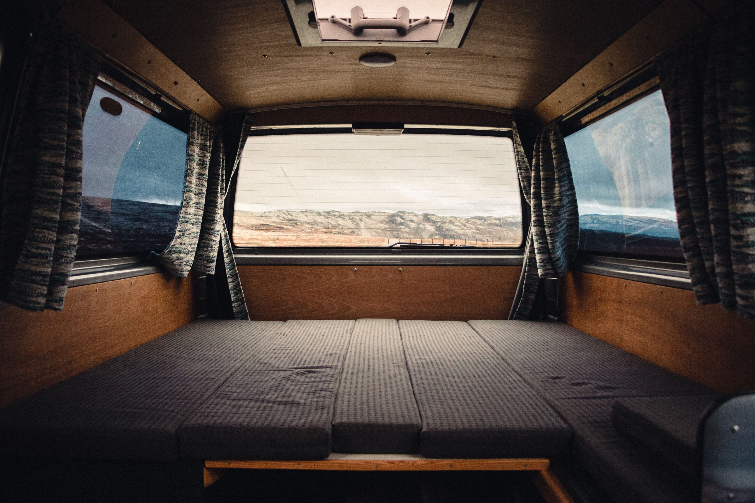 Intérieur spacieux van avec paysage norvégien