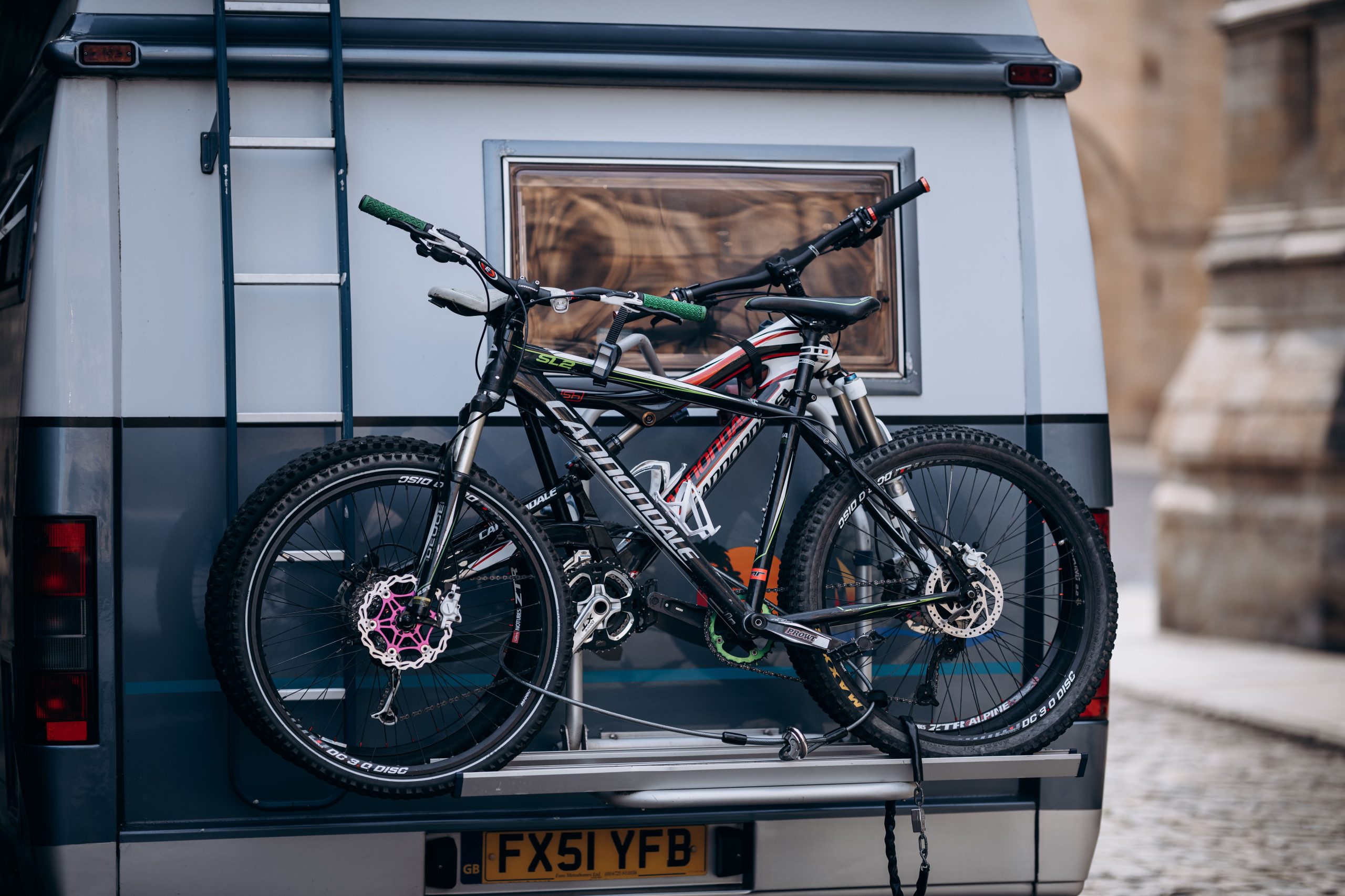 Vélos fixés sur barre de toit de camping-car