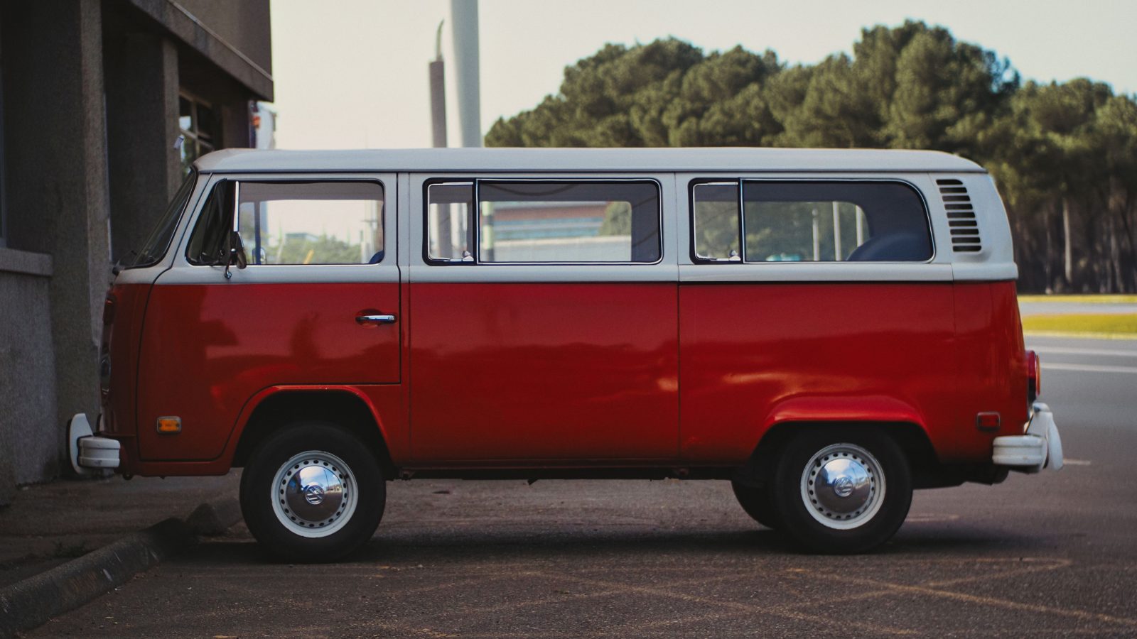 Volkswagen Combi rouge garé en extérieur