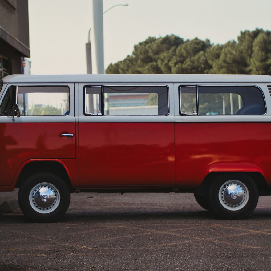 Volkswagen Combi rouge garé en extérieur